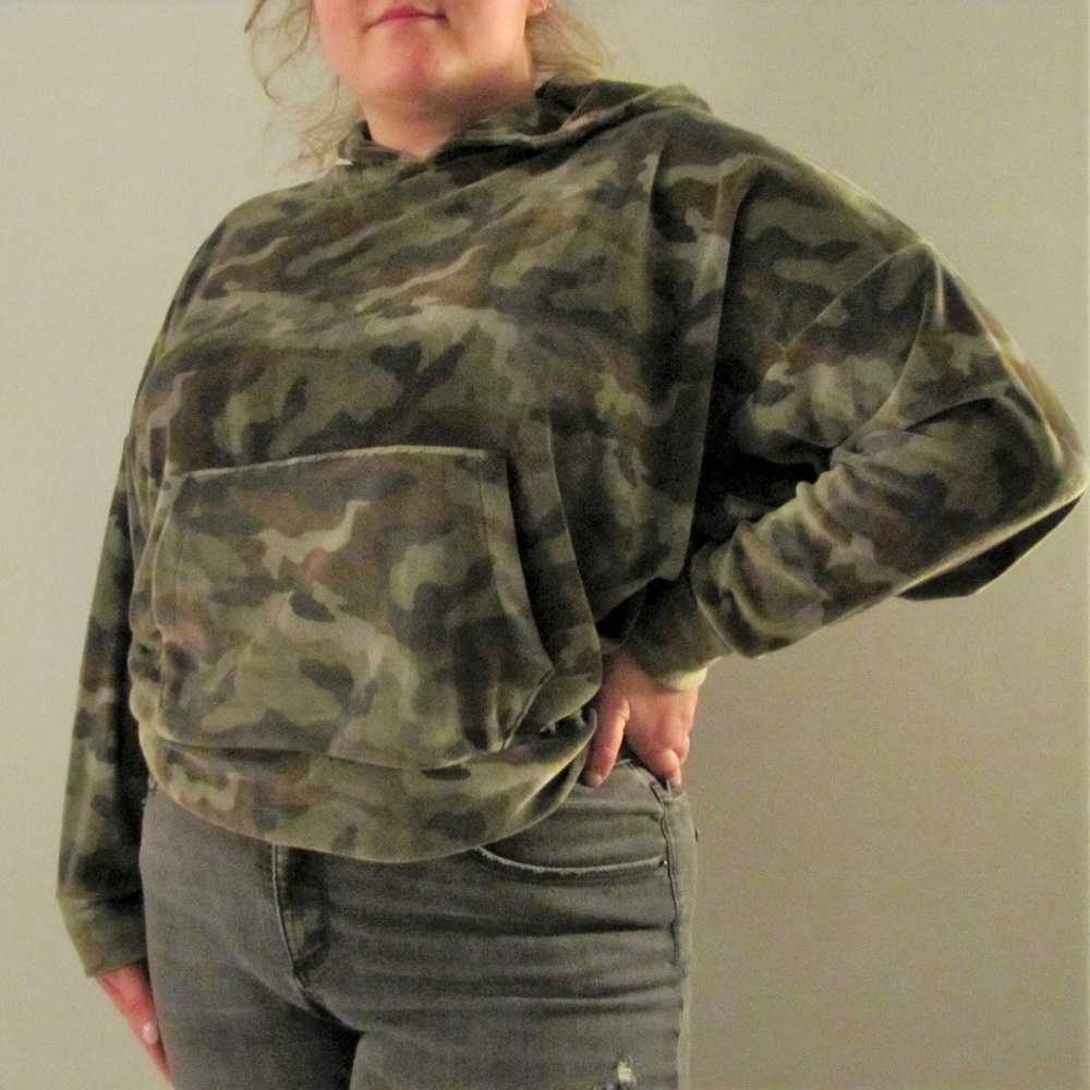 faux velvet cropped camo hoodie from AEO🐲